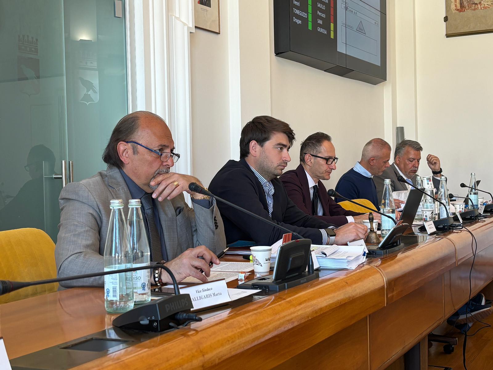 Immagine per Monfalcone, ok unanime del Consiglio Comunale al divieto di utilizzo di fiamme libere e articoli pirotecnici all’interno dei pubblici esercizi