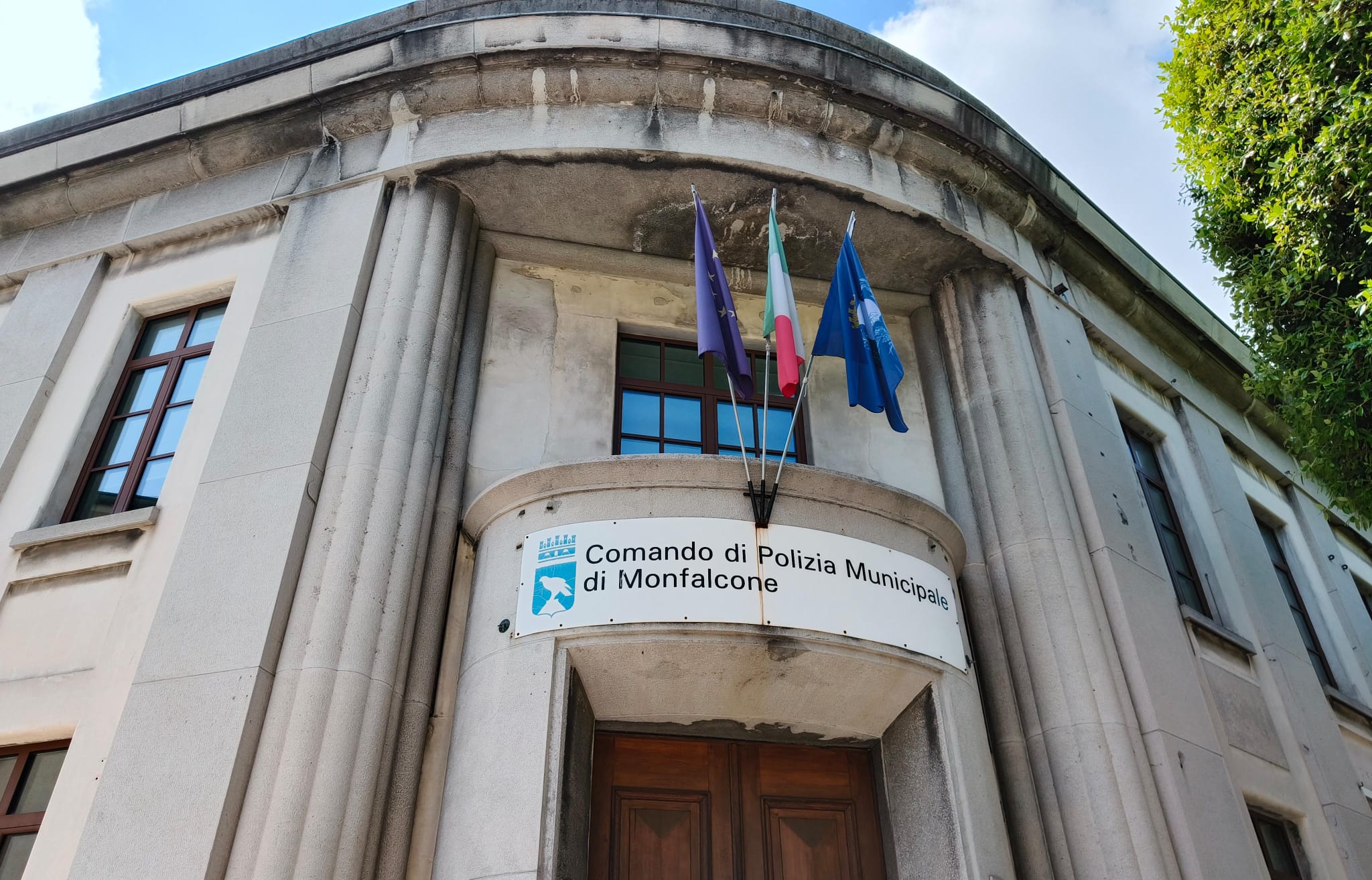 Continuano i controlli della Municipale di Monfalcone: sequestrati 228 prodotti alimentari senza etichette in italiano