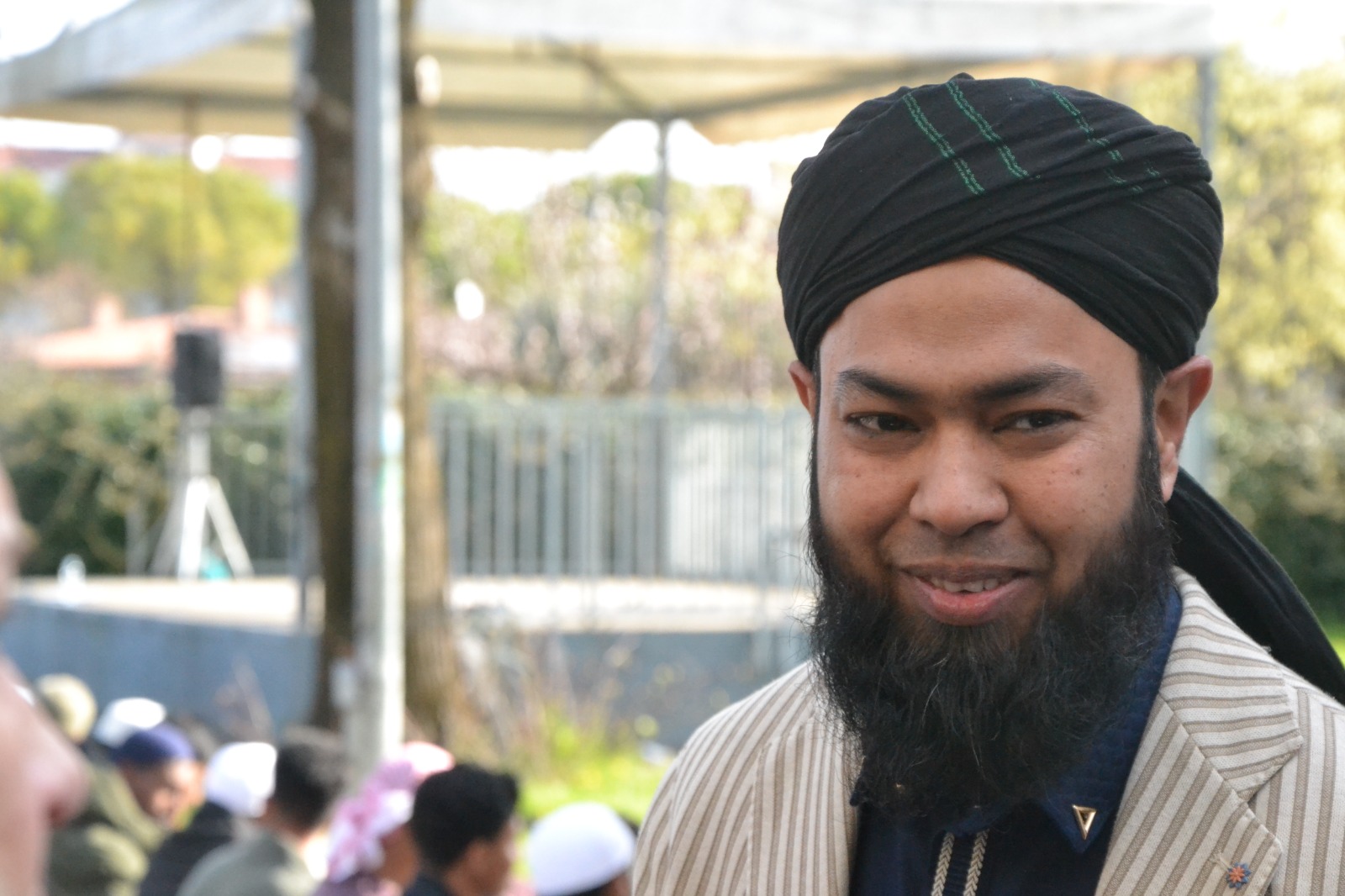 Immagine per Donne e preghiera islamica, Alì Poesal: «Vanno rispettate, troviamo un luogo anche per loro»