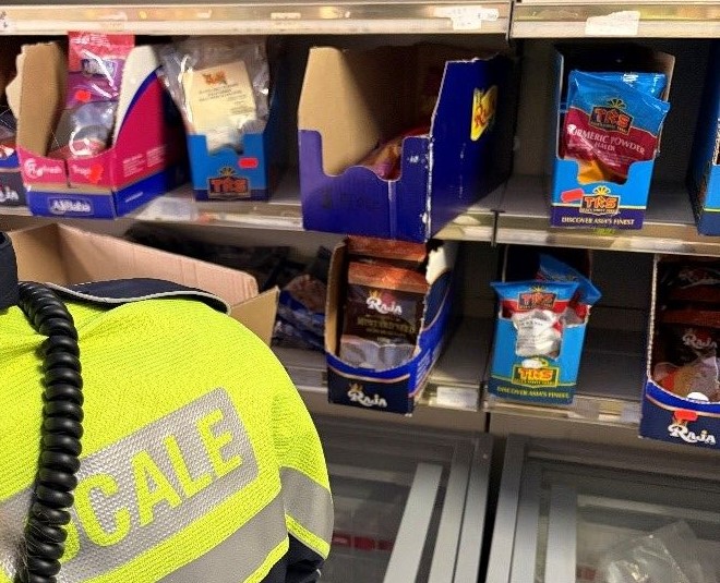 Immagine per Monfalcone, merce senza prezzi ed etichette non italiane: verbale da 5.100 euro della Polizia Locale