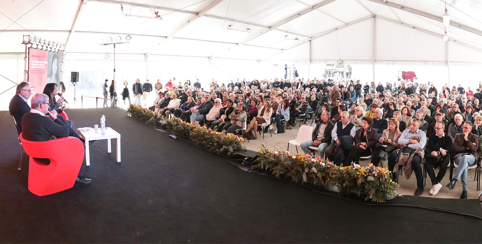 Tendone gremito per l'ultimo libro di Cisint a Geografie: «Il silenzio è resa» 