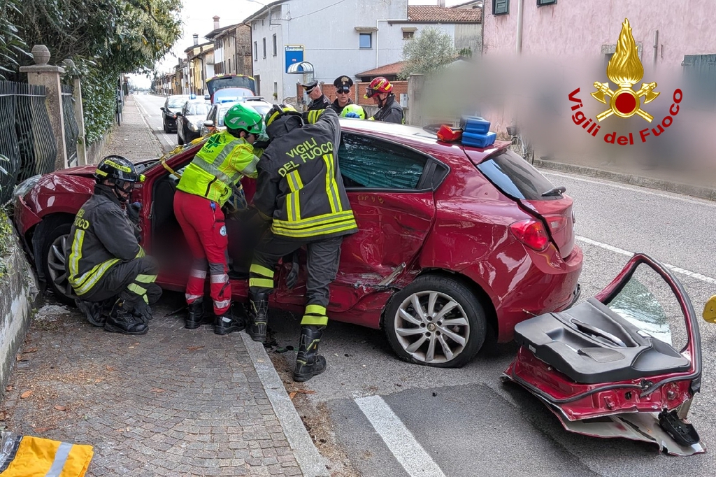 Immagine per Scontro tra due auto a Mariano del Friuli: vettura finisce contro un’abitazione
