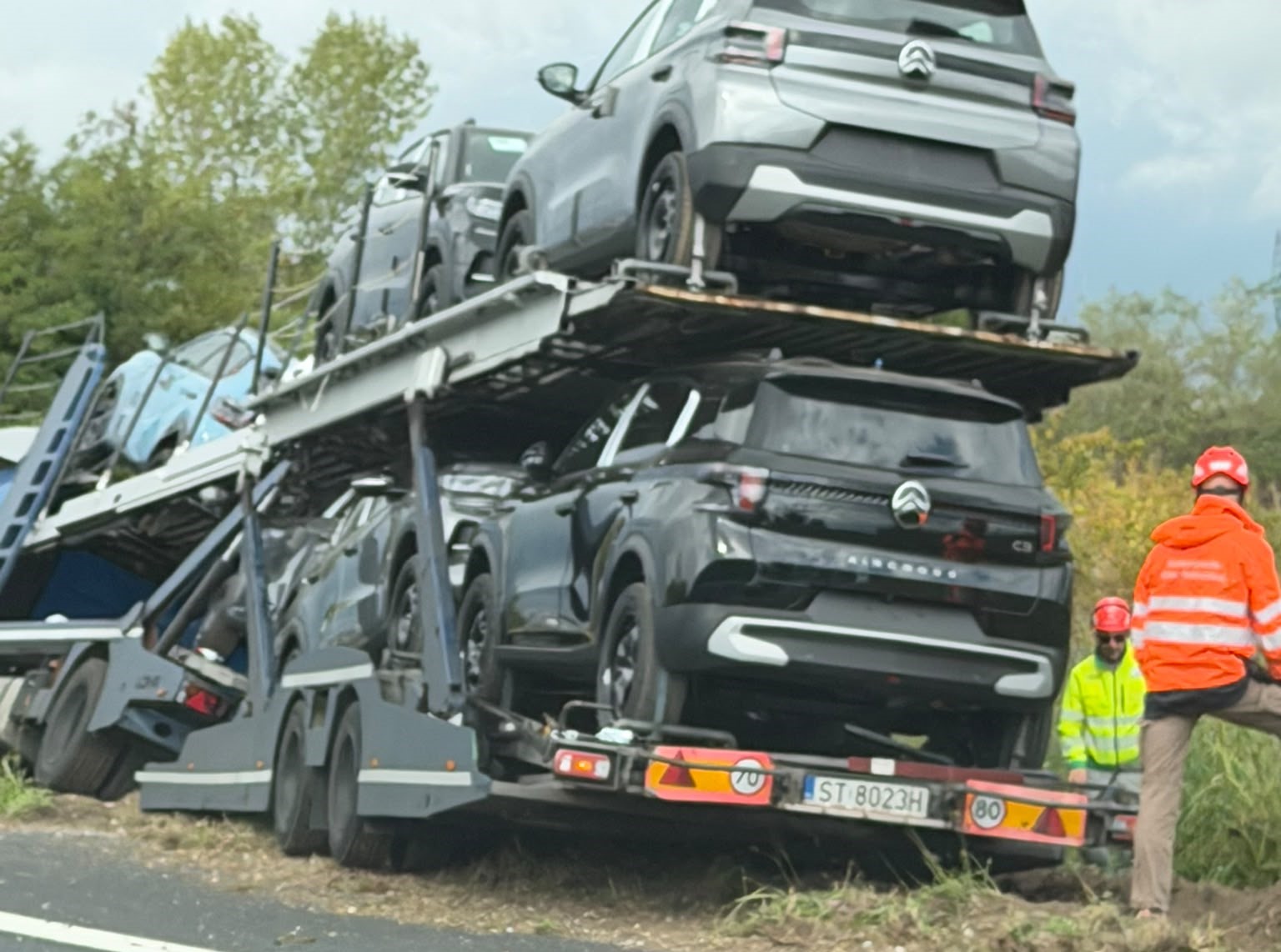 Immagine per Bisarca fuori strada sulla A4, nessun danno alle auto trasportate
