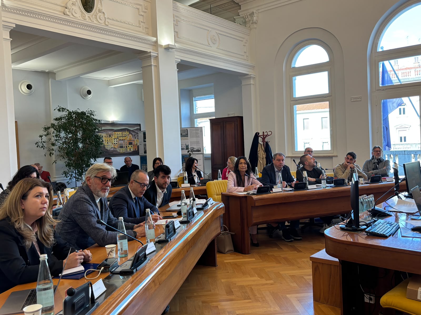 Immagine per Monfalcone, passa la variazione di bilancio da quasi 1,4 milioni: nuovi fondi per sicurezza, scuole e Protezione Civile