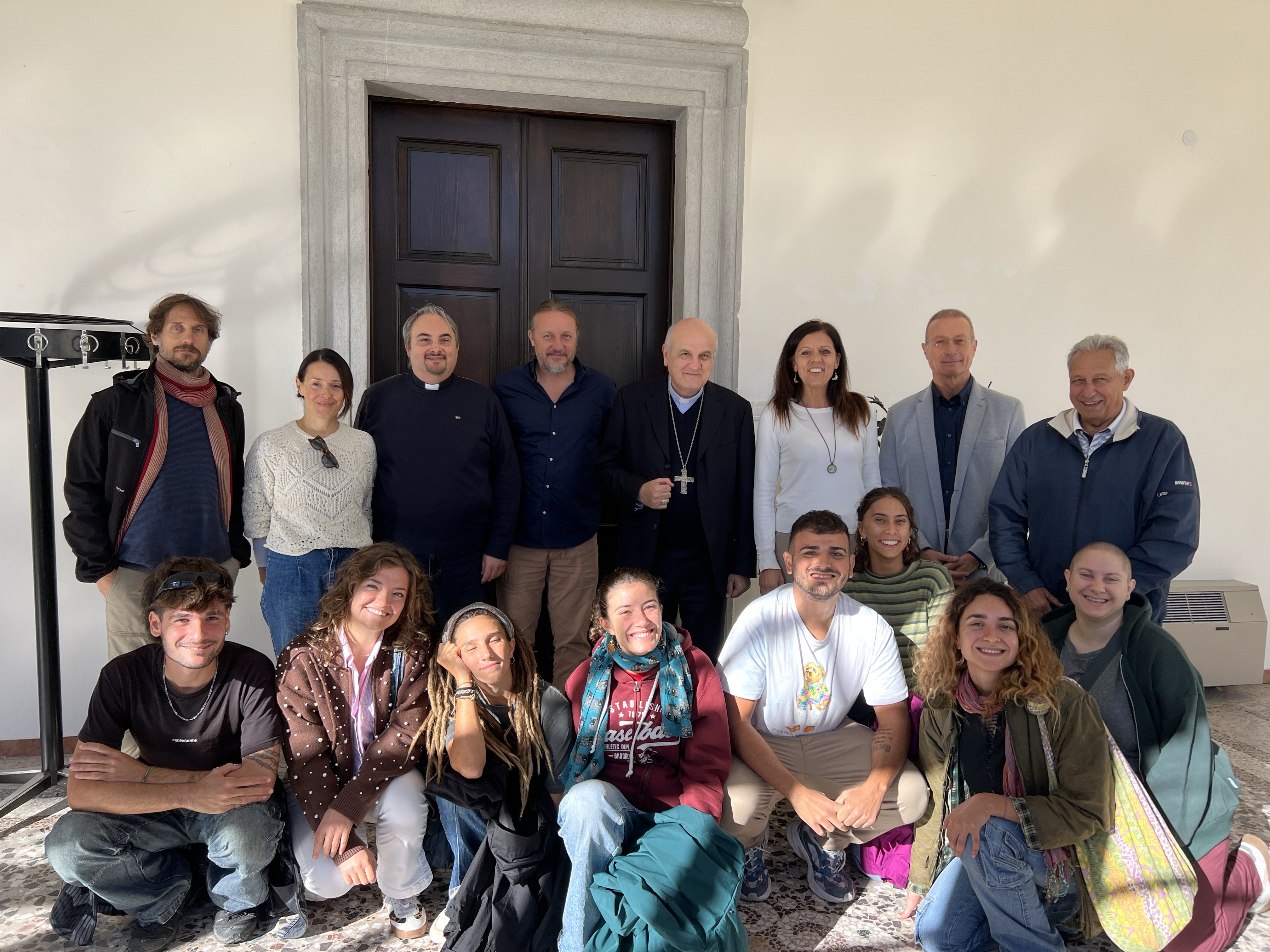 Immagine per Fotonotizia - Servizio Civile Universale, i giovani del CVCS ETS incontrano l’Arcivescovo di Gorizia