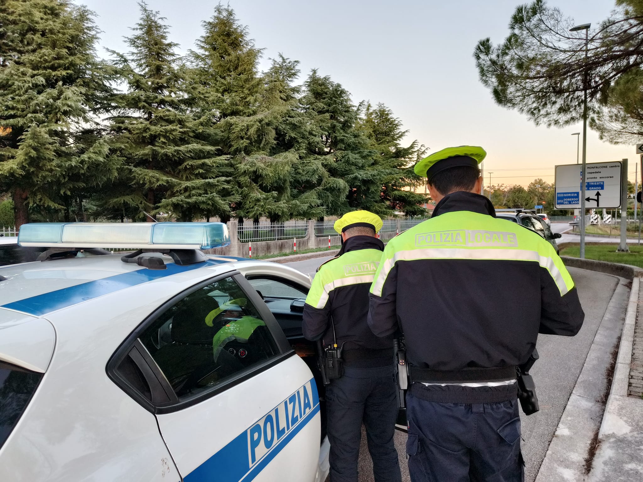 Immagine per Monfalcone, non si ferma all'alt della Polizia Locale e fugge contromano: multa da 6.300 euro