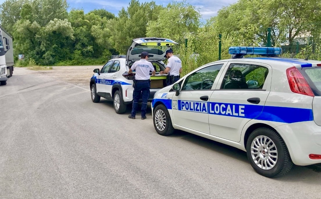 Immagine per Trasportava estintori scaduti, camion croato fermato a Monfalcone: ritirata la patente al conducente