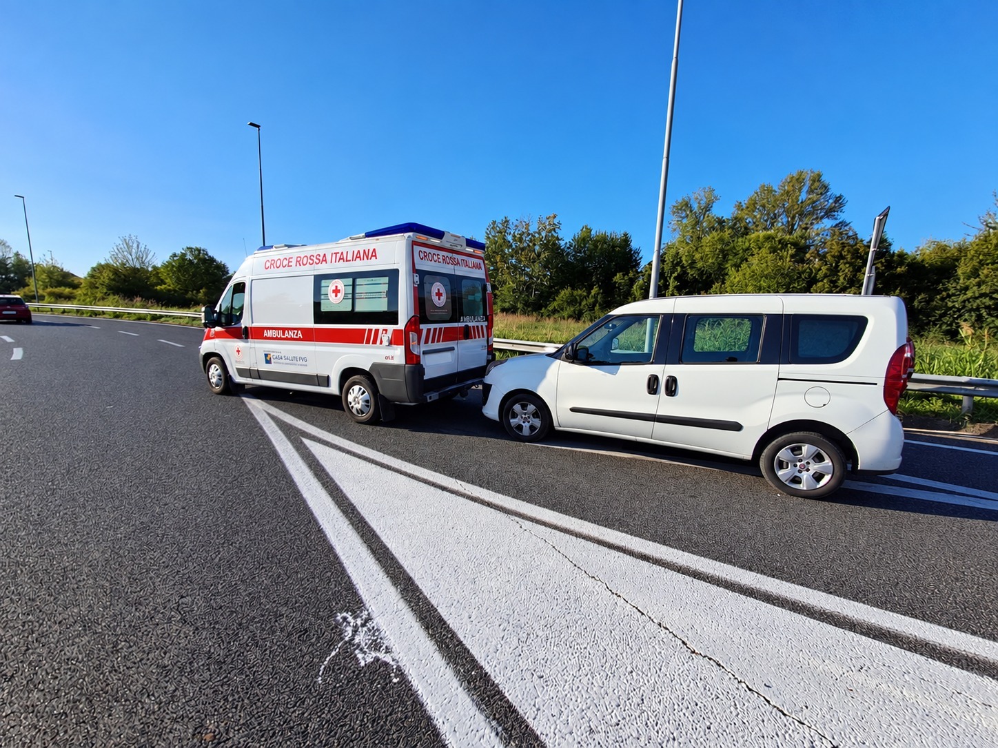 Immagine per Ronchi, tamponamento in via Aquileia: monovolume contro un’ambulanza della Croce Rossa