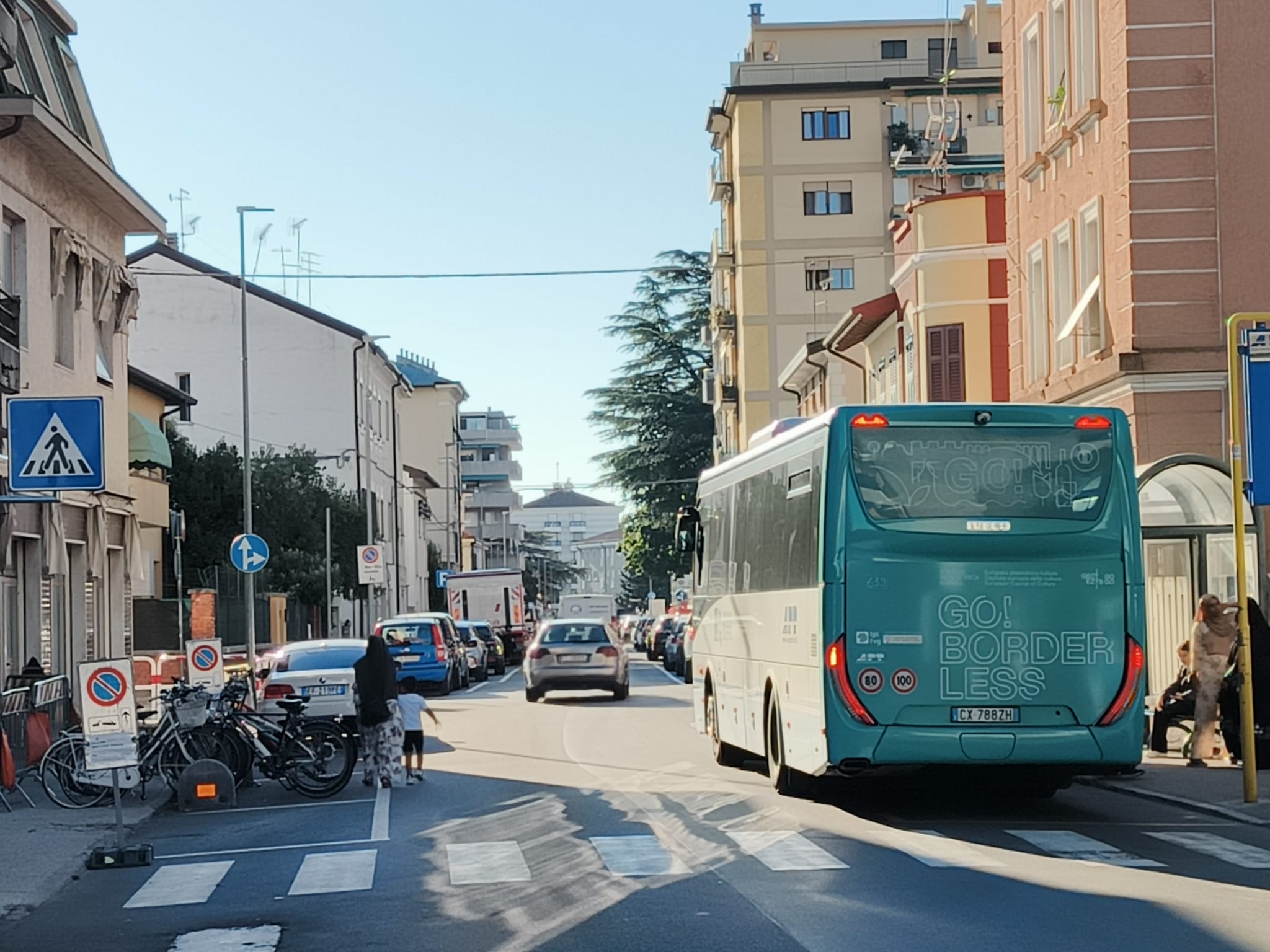 Via Garibaldi a Monfalcone preoccupa: «È poco sicura, spesso al buio, alle prese con ratti e marciapiedi degradati»