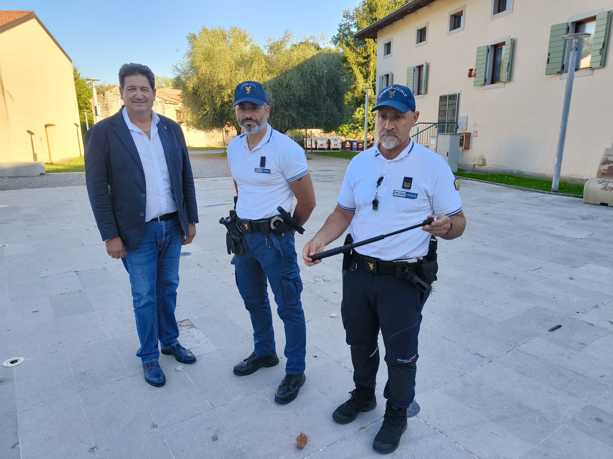Immagine per Ronchi, agenti della Polizia Locale dotati del bastone estensibile: è uno strumento di autotutela