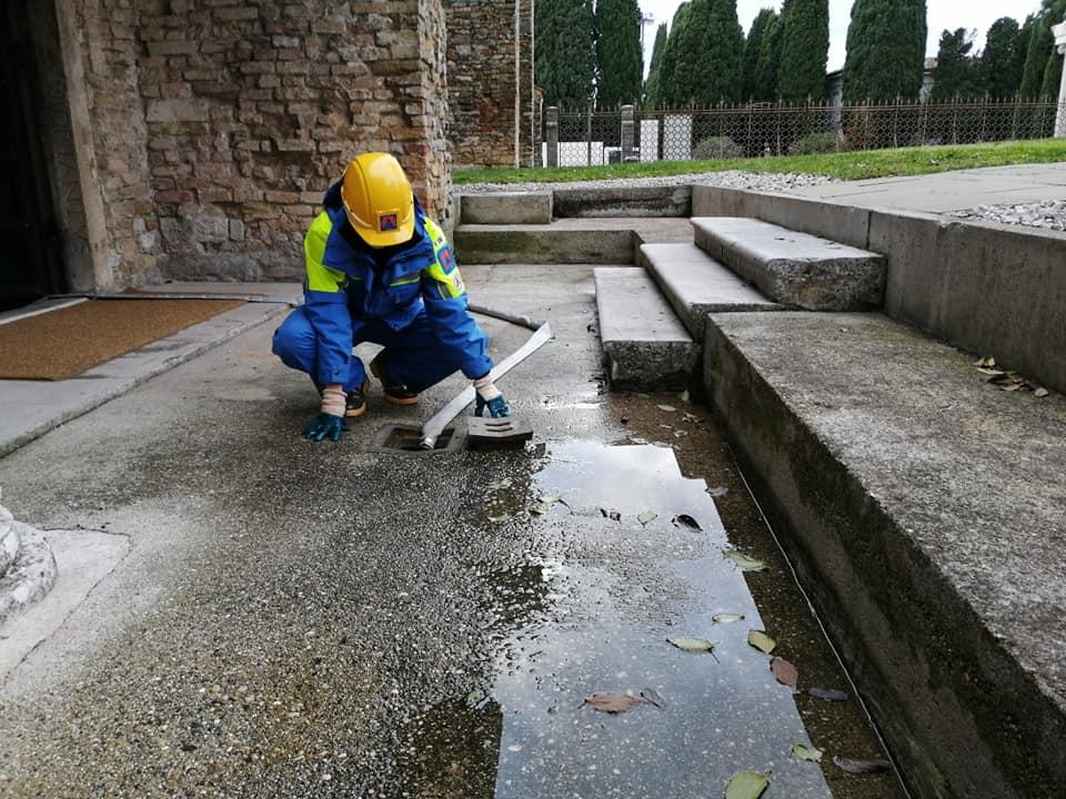 Immagine per La pioggia irrompe nella Basilica di Aquileia, volontari al lavoro per salvarne il patrimonio