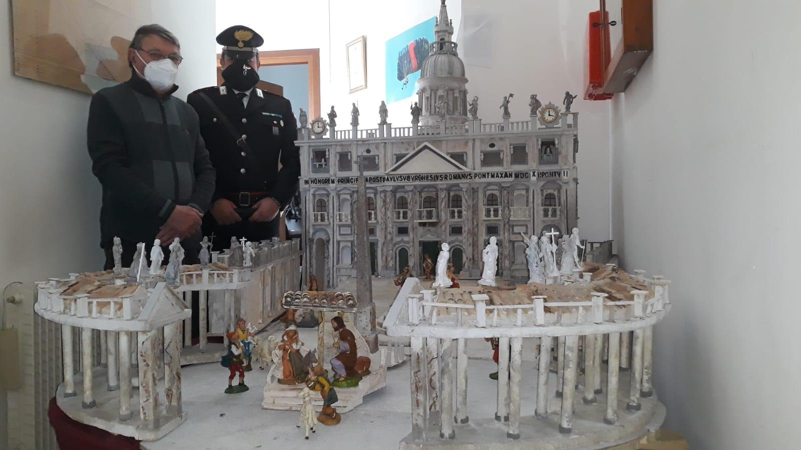 Oltre un anno di lavoro per il presepe a forma di San Pietro, l'incredibile opera donata ai carabinieri di Capriva