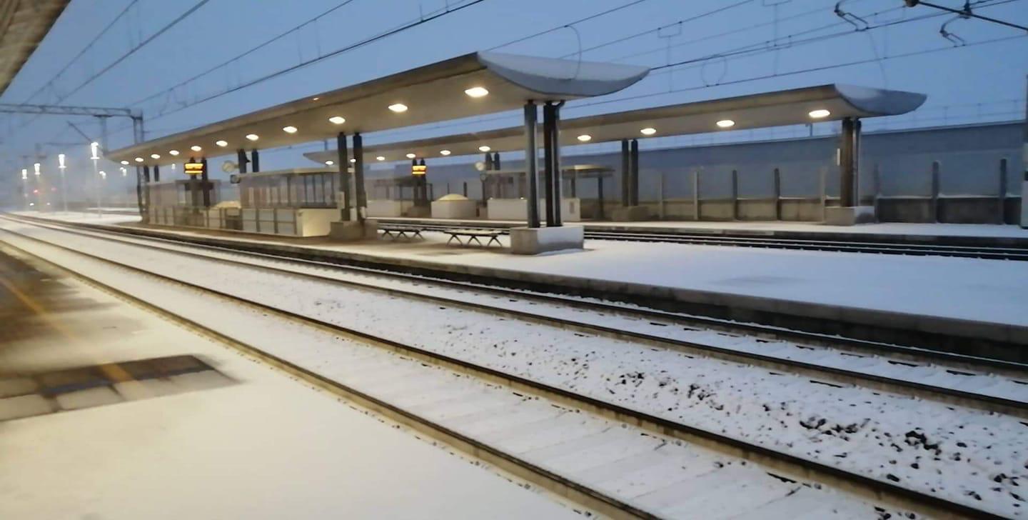 Copertina per La neve manda in tilt i treni anche a Gorizia, ritardi e cancellazioni per tutta la mattinata