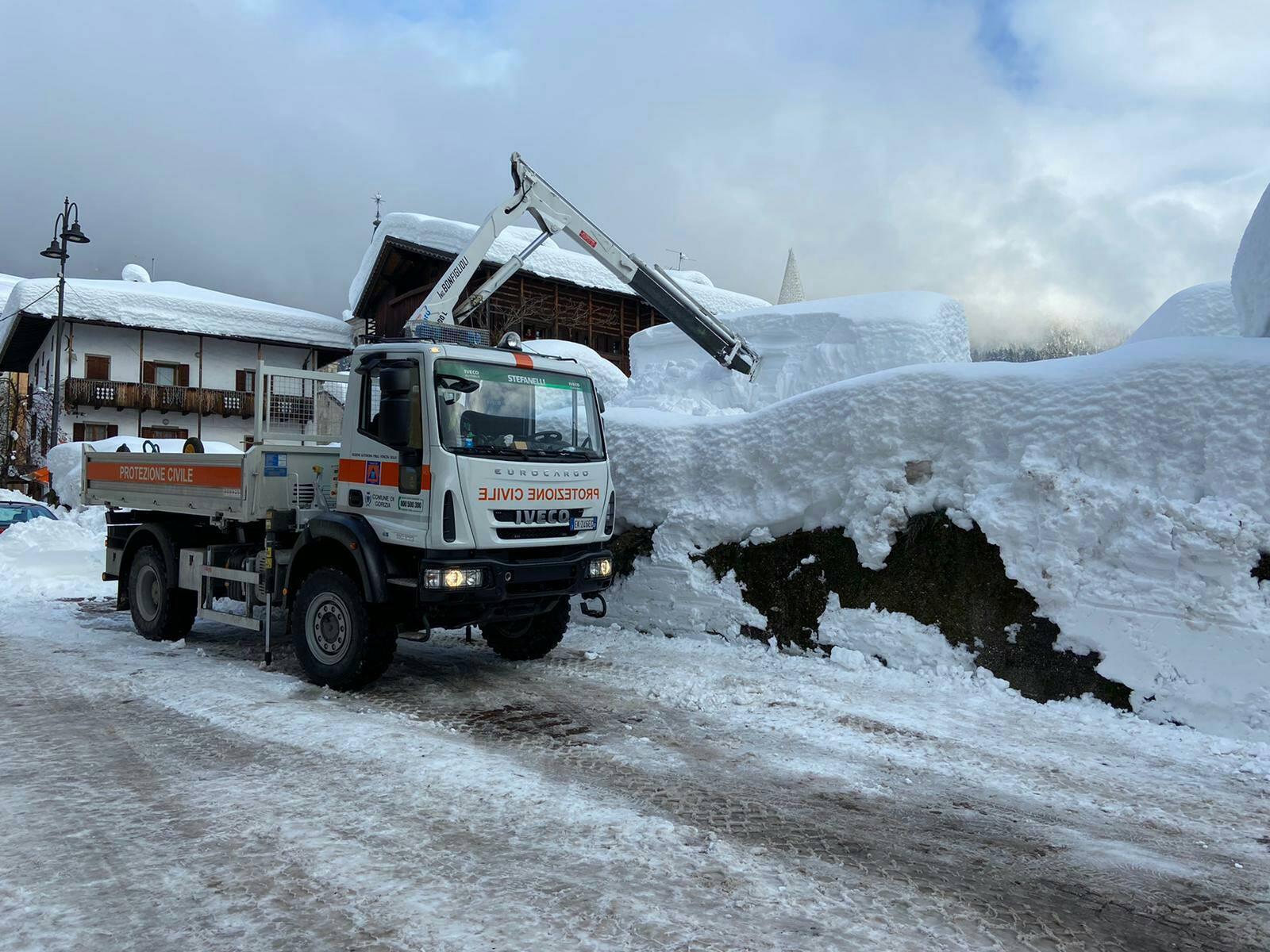Copertina per Nuovi aiuti dal Goriziano verso la Carnia, secondo giorno al lavoro per liberare Forni e Resia dalla neve