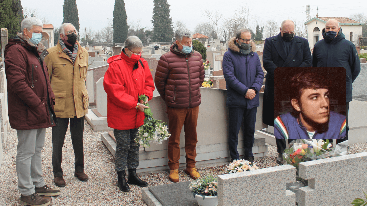 Dieci anni senza la stella del basket Pino Brumatti, il ricordo degli amici sulla sua tomba a Gorizia