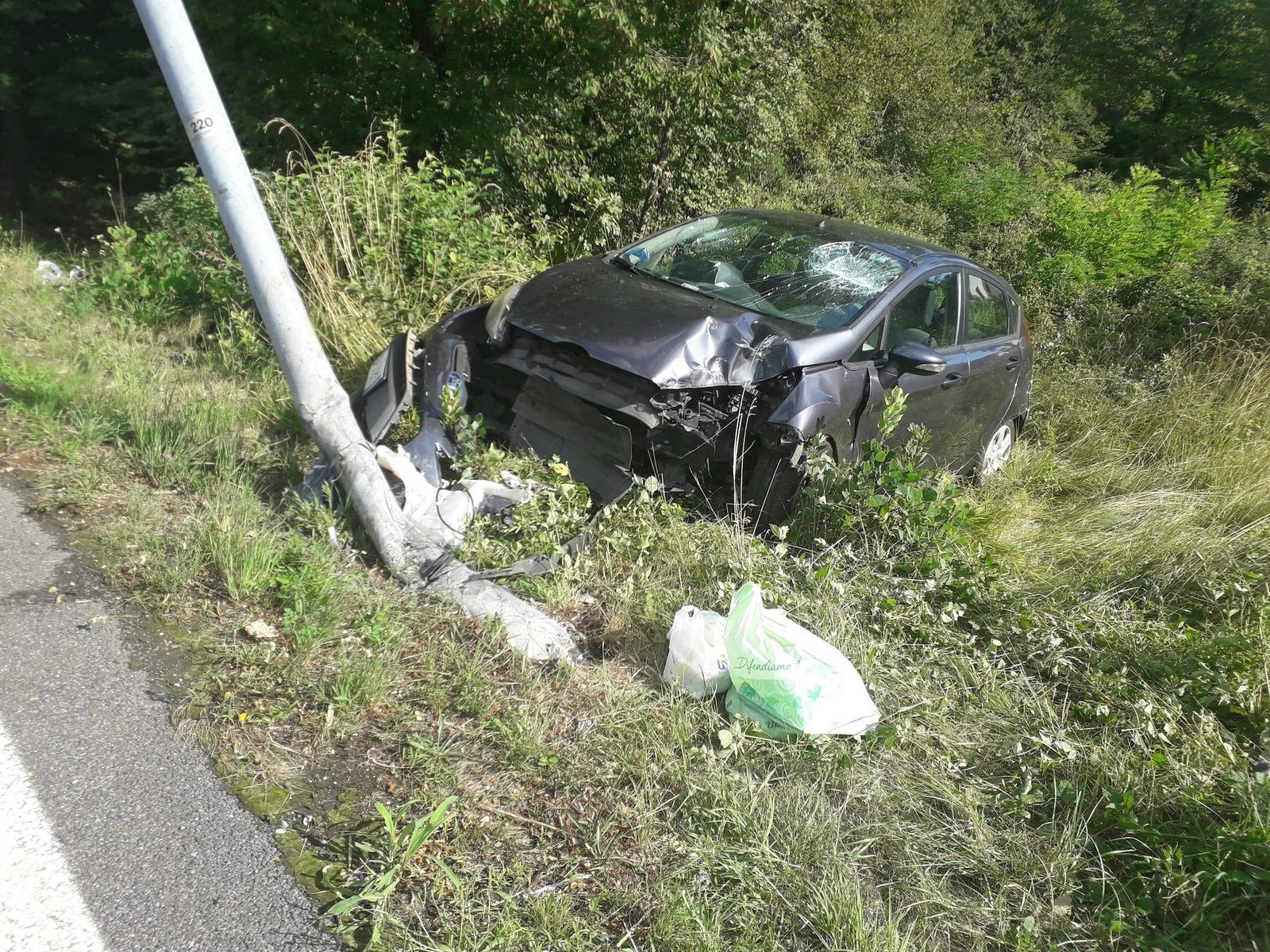 Immagine per Distrugge l'auto contro un palo ad Aurisina Cave, paura per un uomo