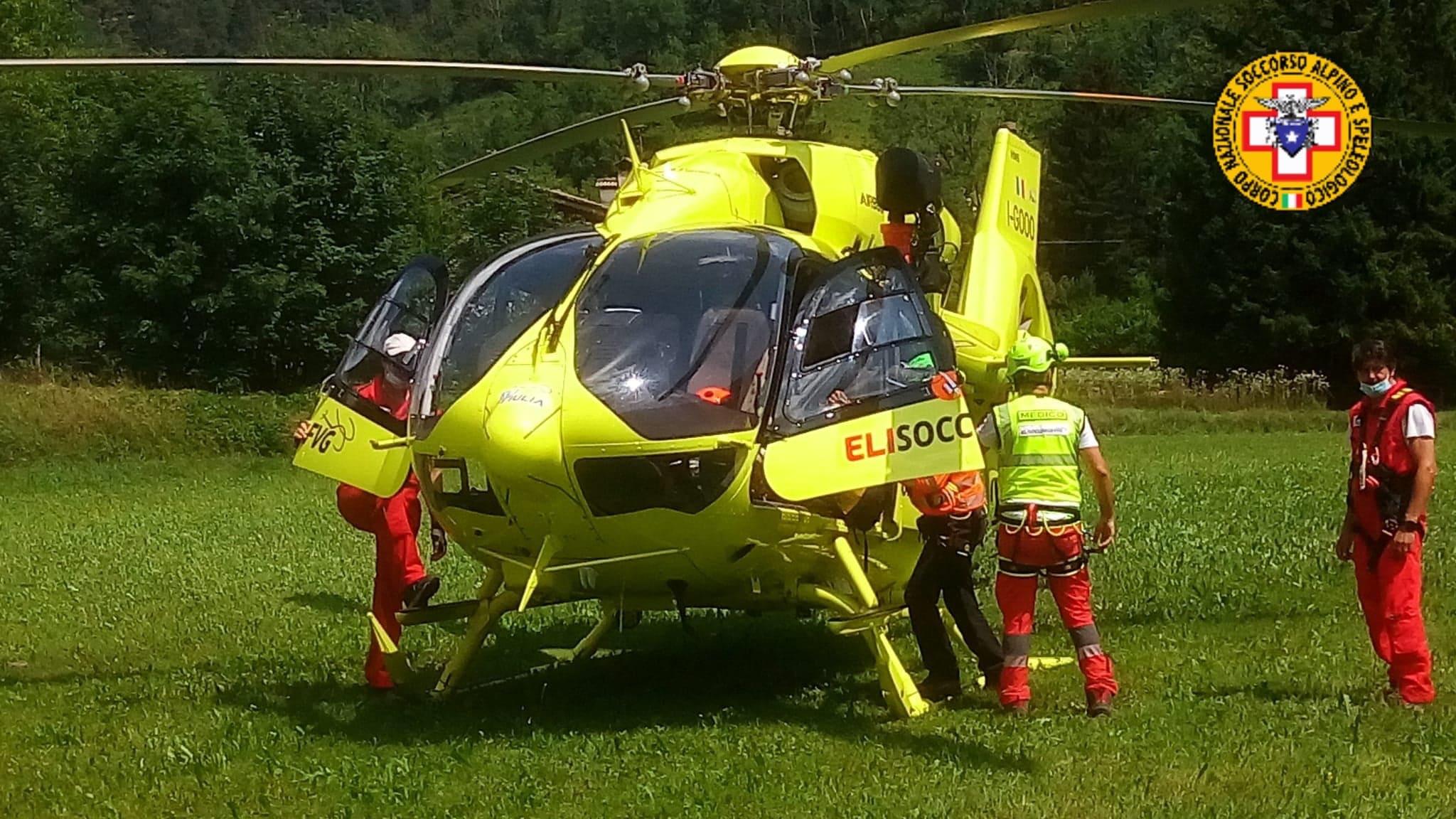Immagine per Finisce fuori strada a Dolegna, elitrasportata una ragazza ferita