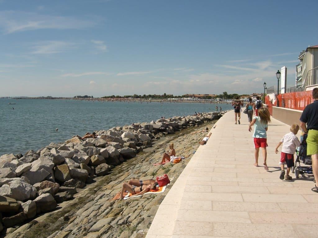 Immagine per Finisce in mare all'alba e rischia di annegare, paura per un 17enne a Grado
