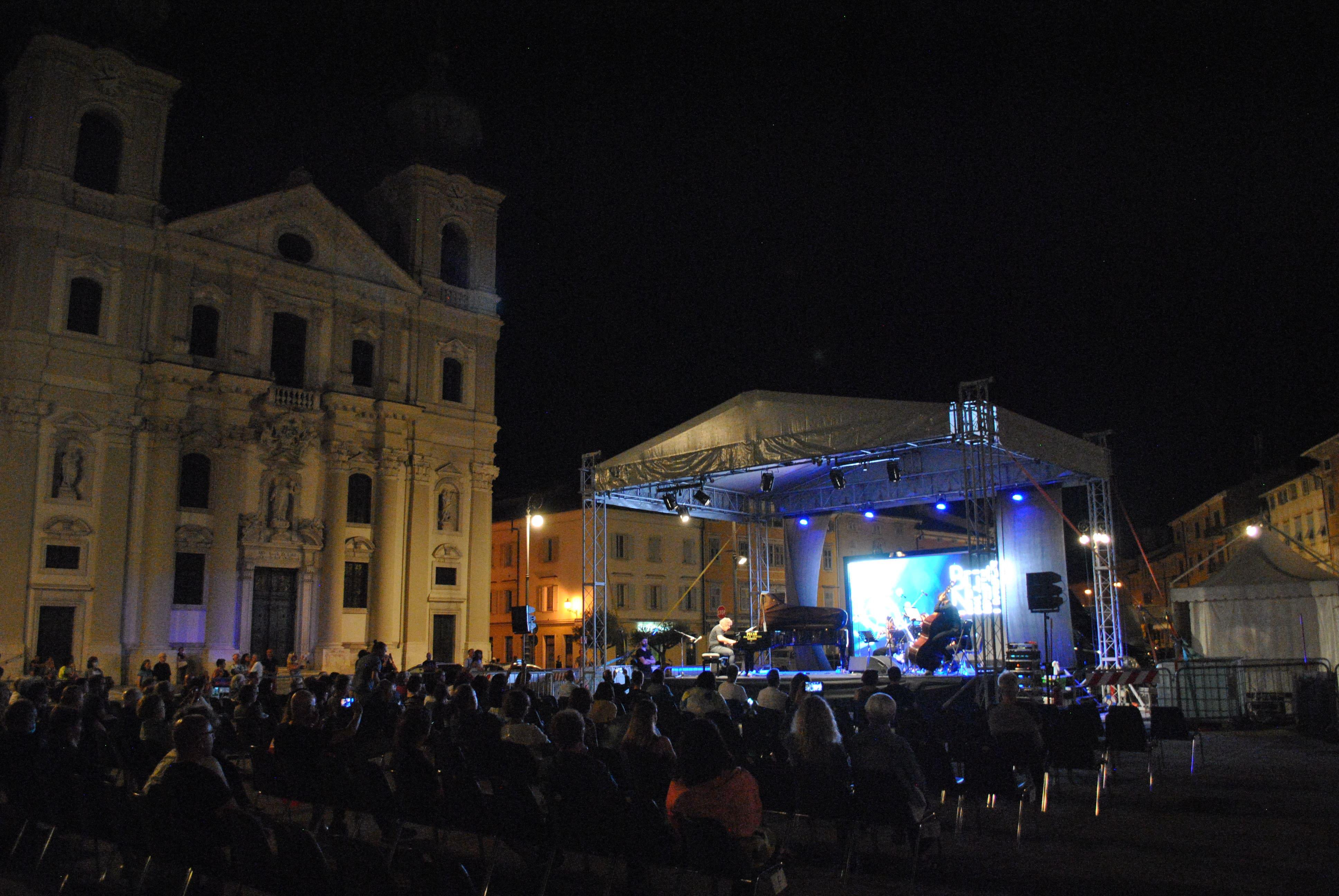 Remo Anzovino illumina la notte di Gorizia, musica protagonista in piazza Vittoria