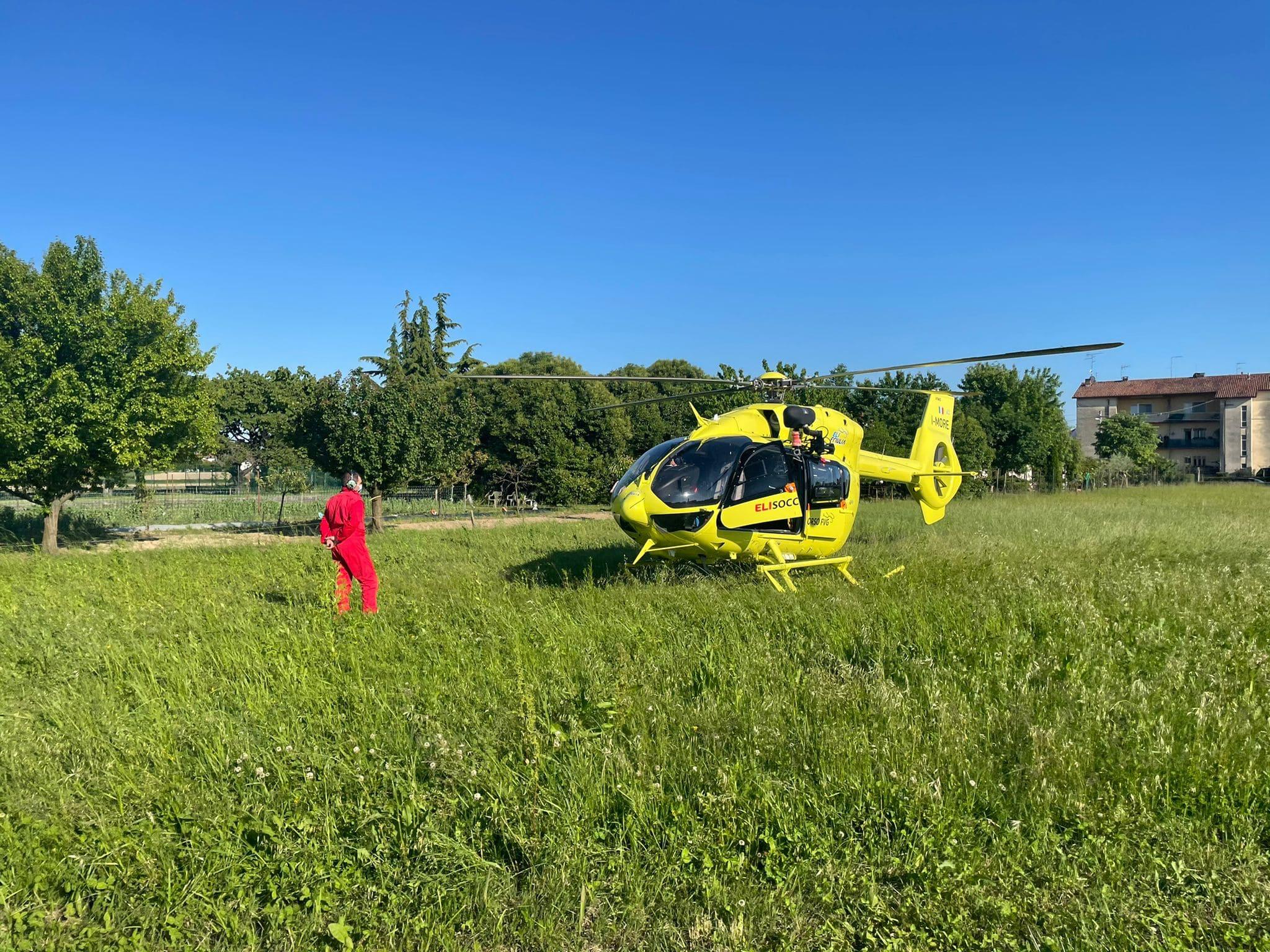 Incidente all'alba sulla provinciale, elitrasportato ragazzo a Cormons