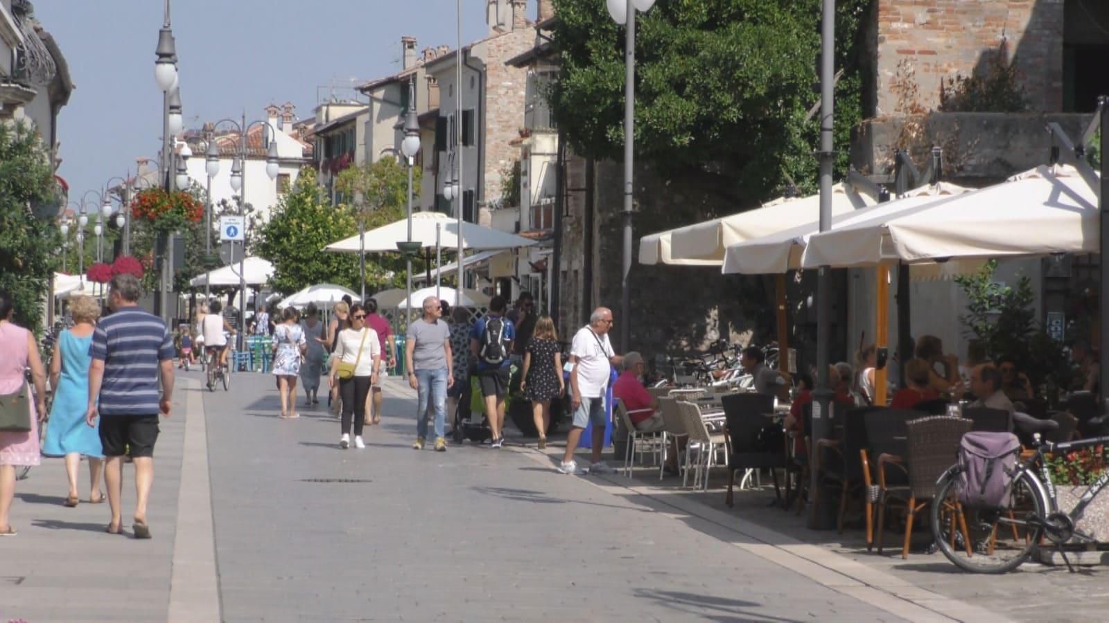 Immagine per Grado presa d'assalto dai turisti anche senza fuochi, Ferragosto da tutto esaurito