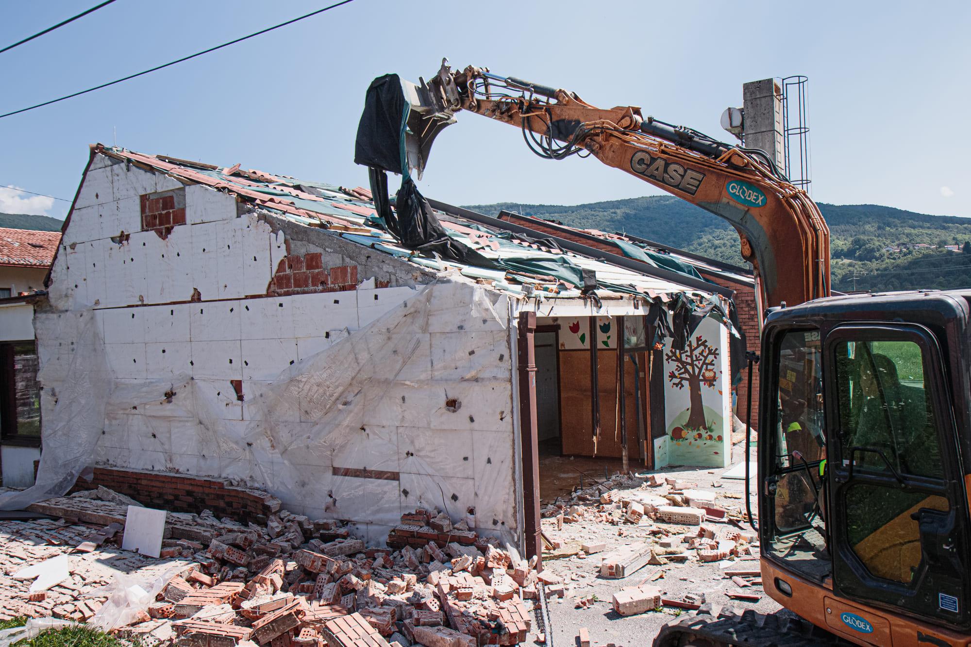 Copertina per Demolito il vecchio asilo di Gargaro, nuova sede pronta entro gennaio