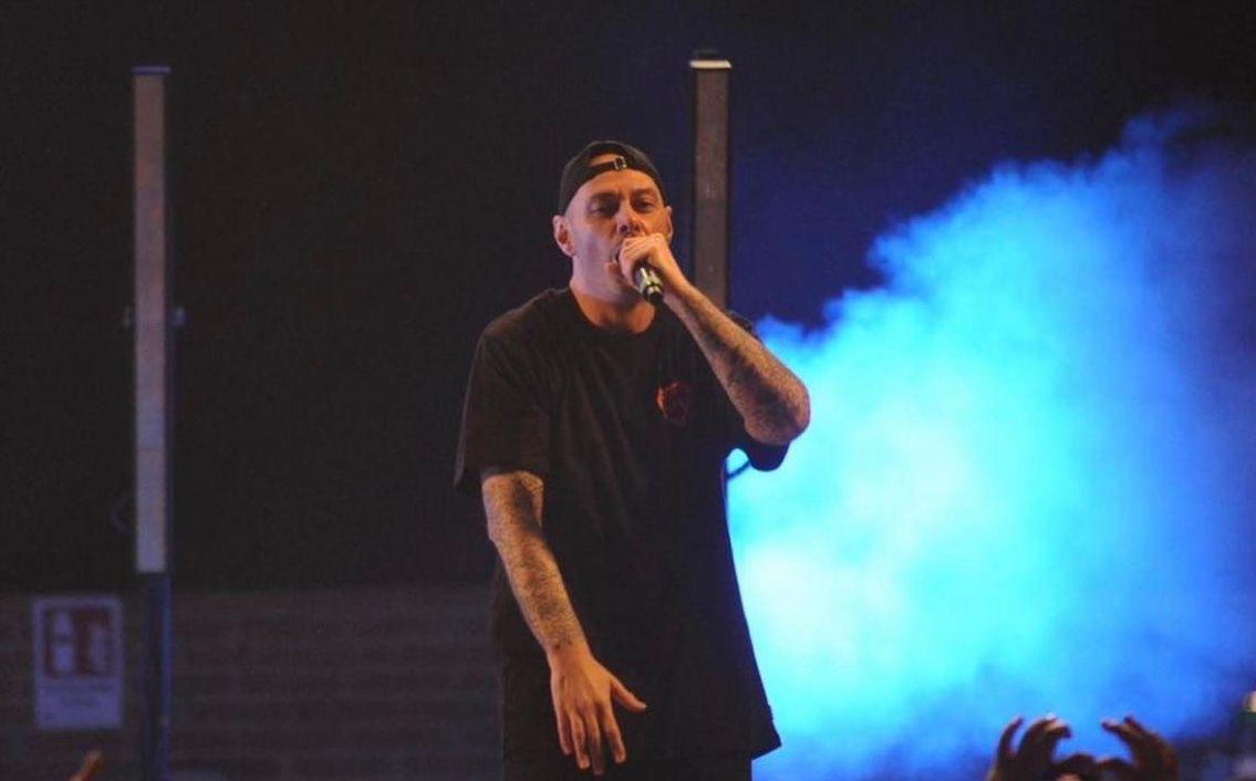 Immagine per Fabri Fibra fa tappa a Grado, rapper protagonista al Parco delle rose