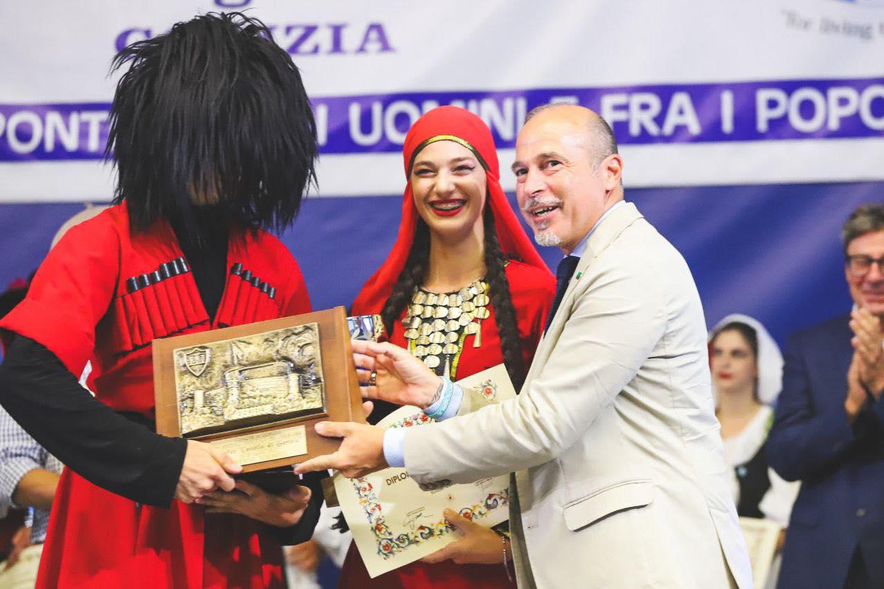 Immagine per La pioggia blocca la parata del folklore a Gorizia, vince la Georgia