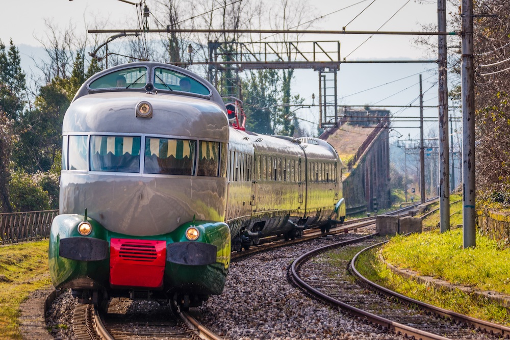 Copertina per Arlecchino torna a Gorizia, viaggio in treno verso la festa di San Daniele