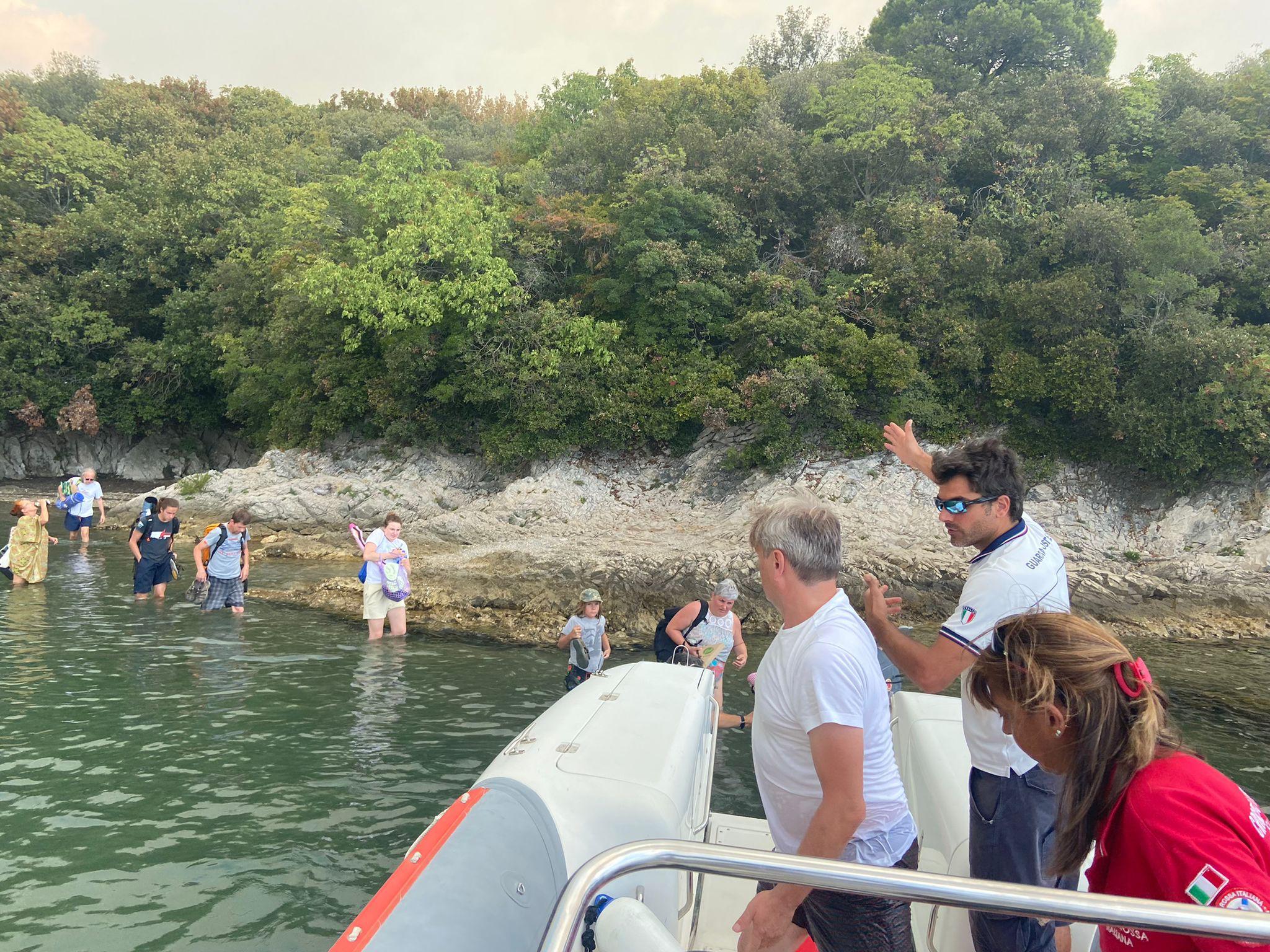 Immagine per Isolati e in balia dell'incendio, soccorsi nove turisti sulla costa di Duino