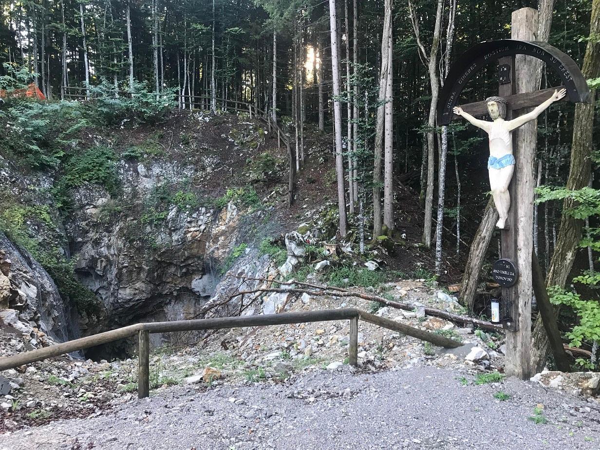Copertina per Slovenia, gettati nella foiba di Macesnova Gorica: 3.200 vittime