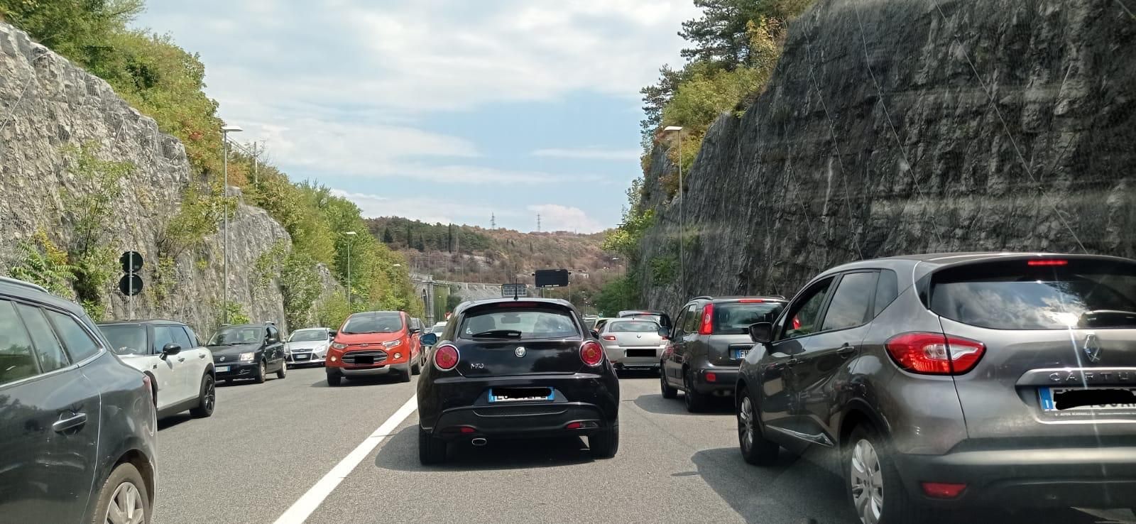 Traffico in tilt per l'incendio, chiuse autostrada A4 e ferrovia • Il ...