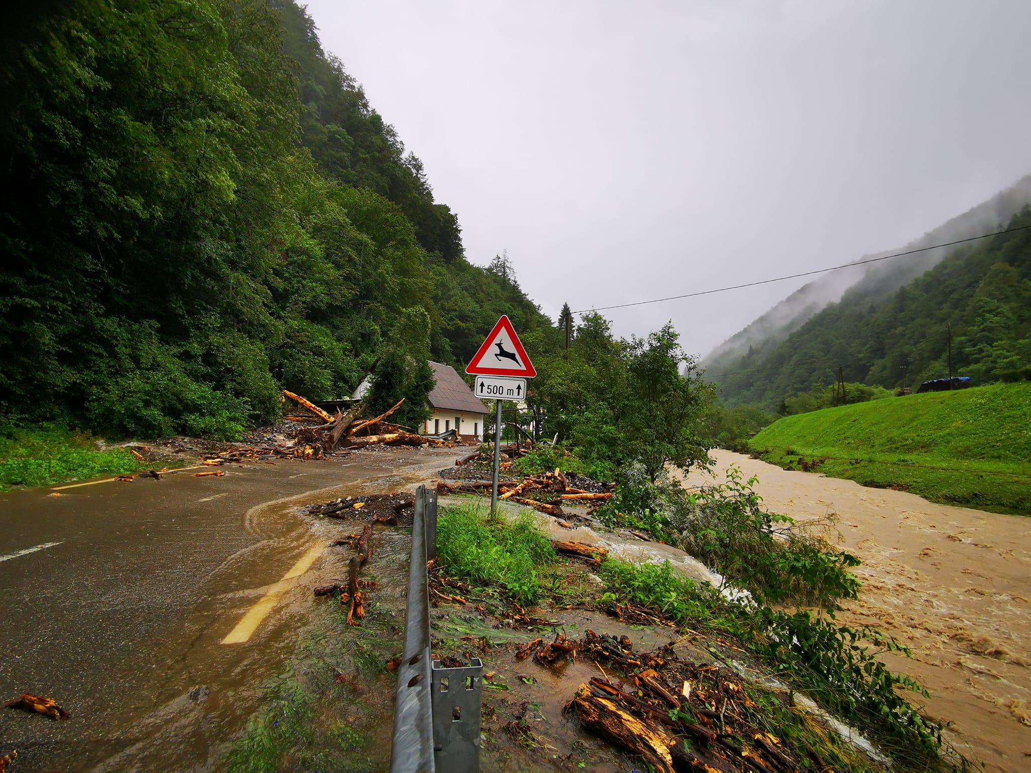 Copertina per Slovenia sommersa dalla pioggia, Isonzo esonda sulle strade a Tolmino