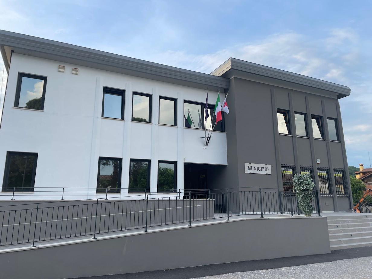 Copertina per Fotovoltaico sul tetto del municipio, bolletta più leggera a Medea