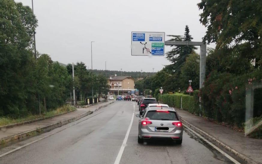 Copertina per Lunghe code in A4 alla barriera Lisert, traffico deviato su Sistiana