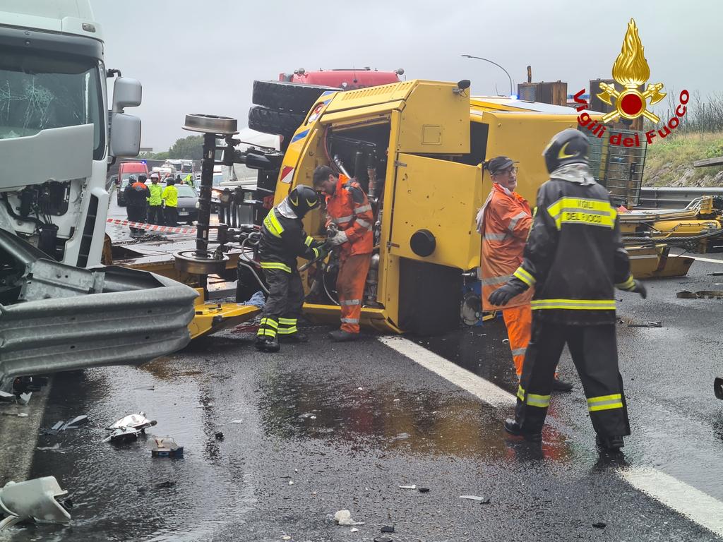 Copertina per Incidente tra Lisert e Duino, camionista estratto dalle lamiere