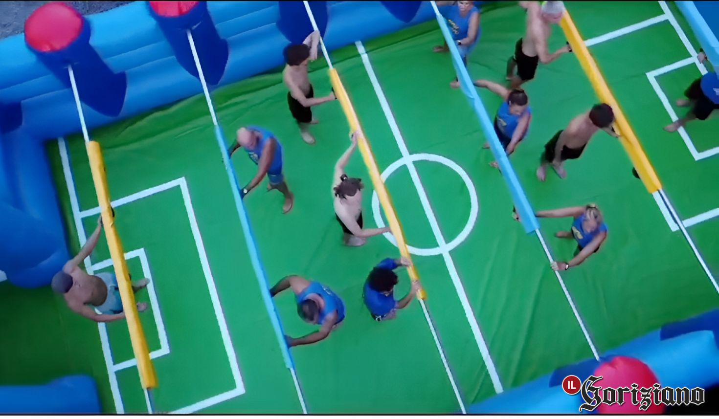 Immagine per Belli ma brutti vincono a Savogna, diverte la sfida del calciobalilla umano 