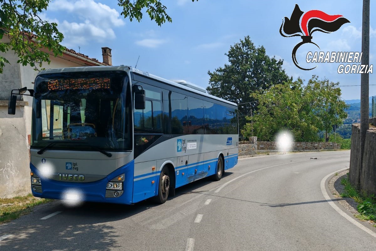 Immagine per Finisce con l'auto contro una corriera a Oslavia e fugge, scoperto cinquantenne