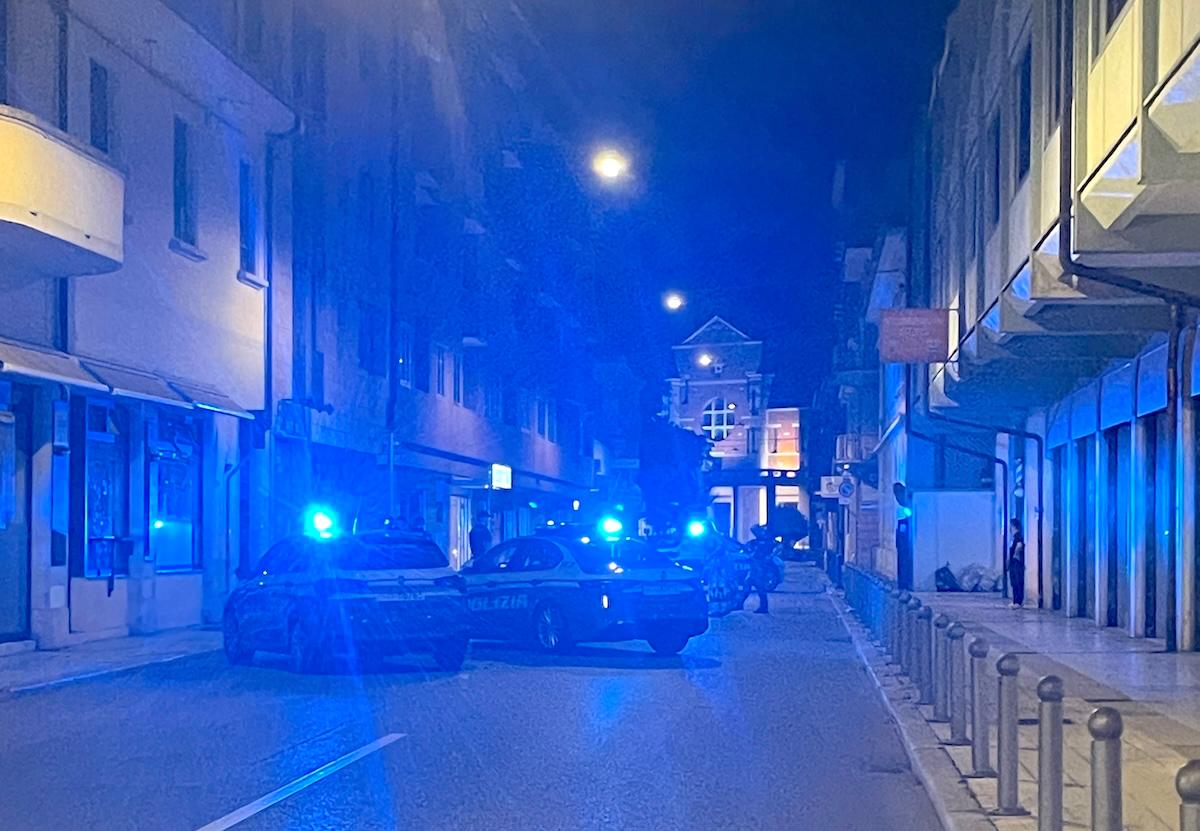 Copertina per Lite in casa nella notte a Gorizia: volano oggetti dalla finestra, arriva la polizia
