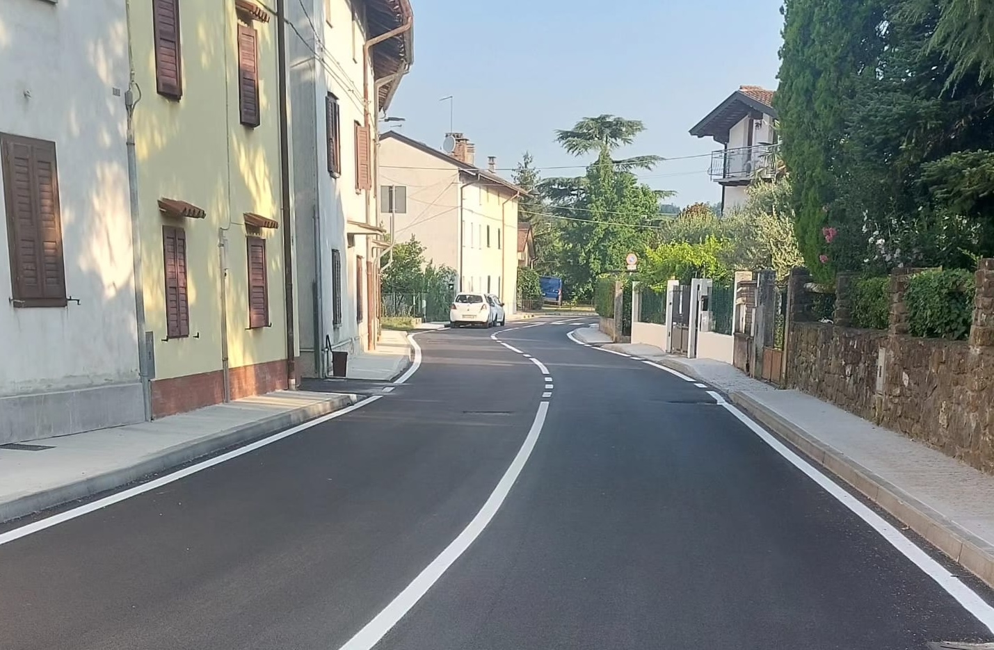 Immagine per Capriva riasfalta tutta via Alpi Giulie, spazi per nuovi parcheggi vicino l'ex asilo