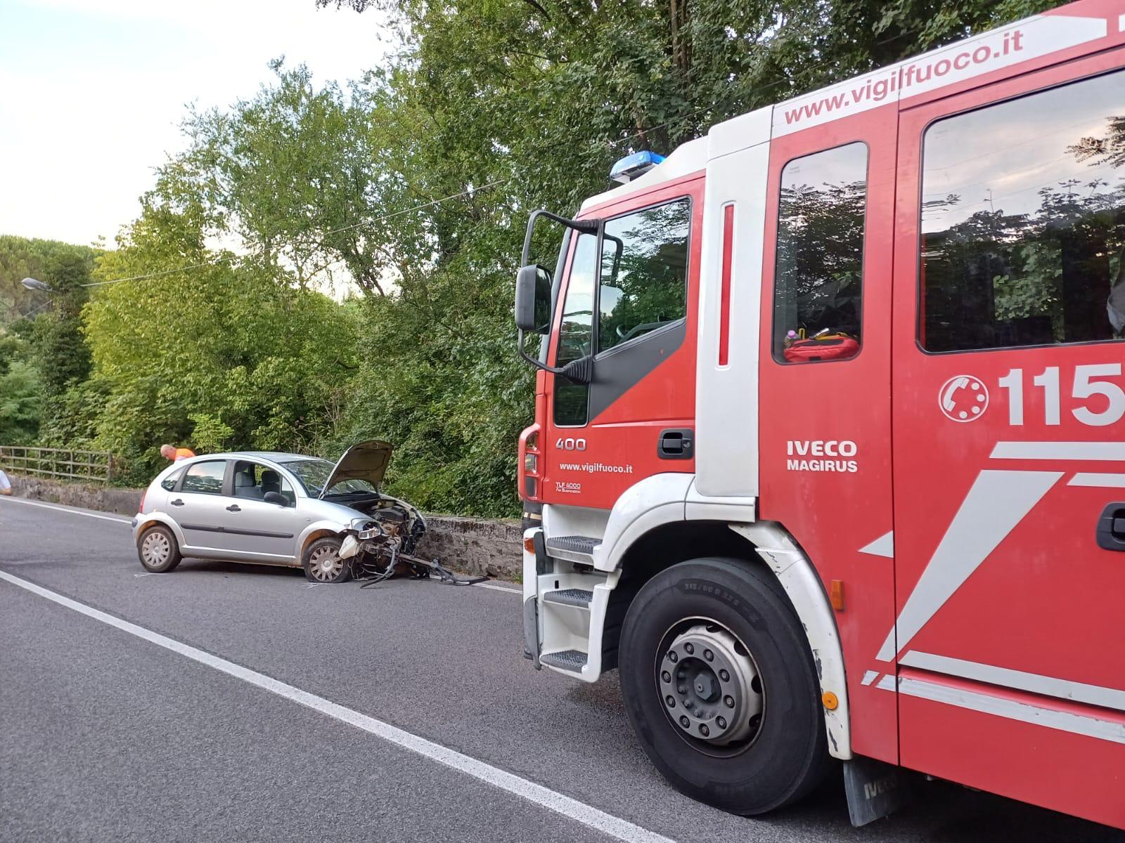 Si schianta con l'auto contro la curva della Groina, chiusa la strada a Gorizia