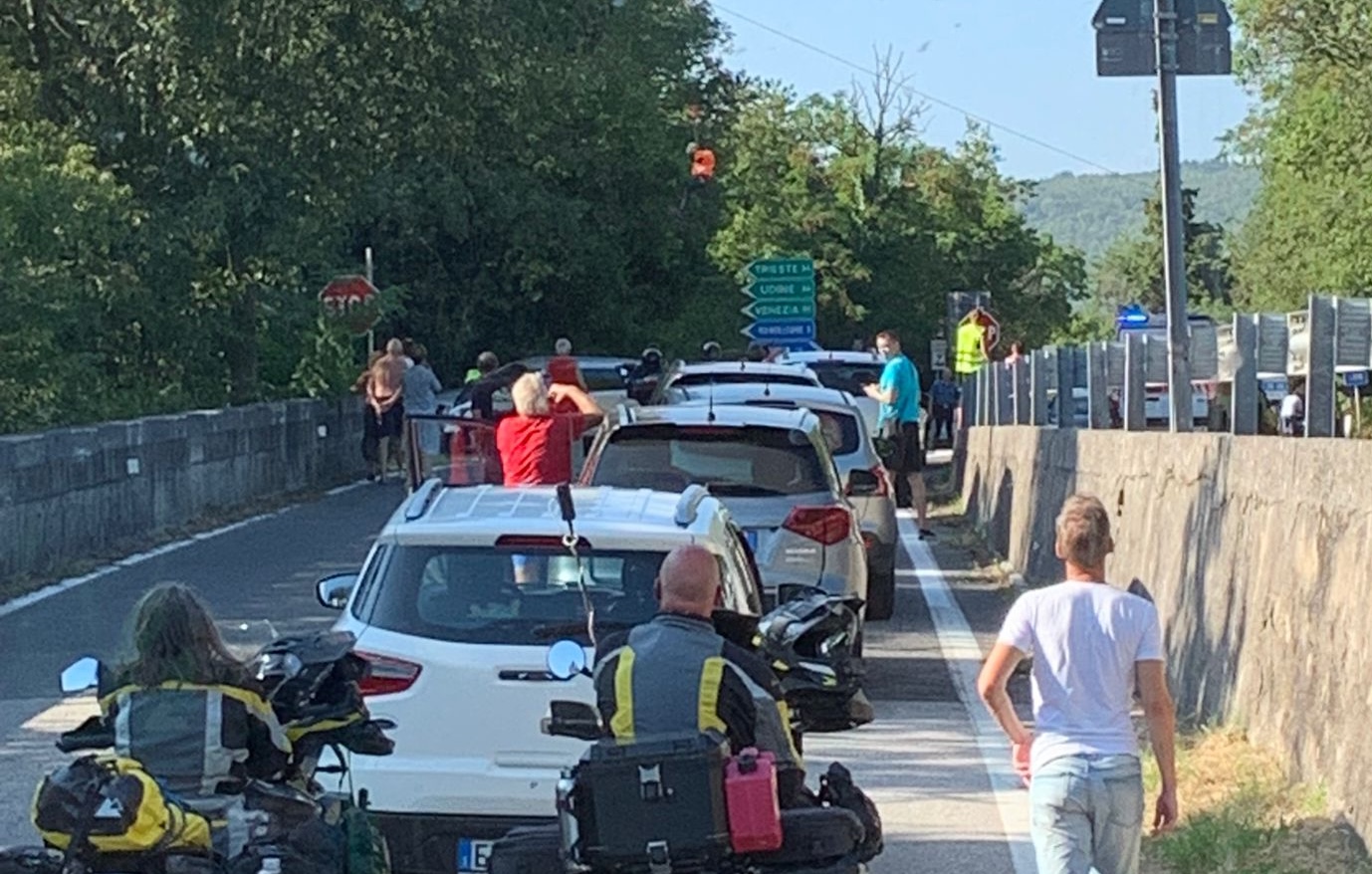 Copertina per Cade dalla moto tra la strada del Vallone e Sablici, sessantenne in ospedale