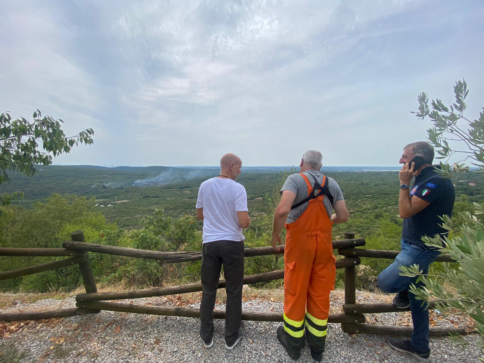 Copertina per Incendio sul Carso a Doberdò, spenta la colonna di fumo vicino al lago