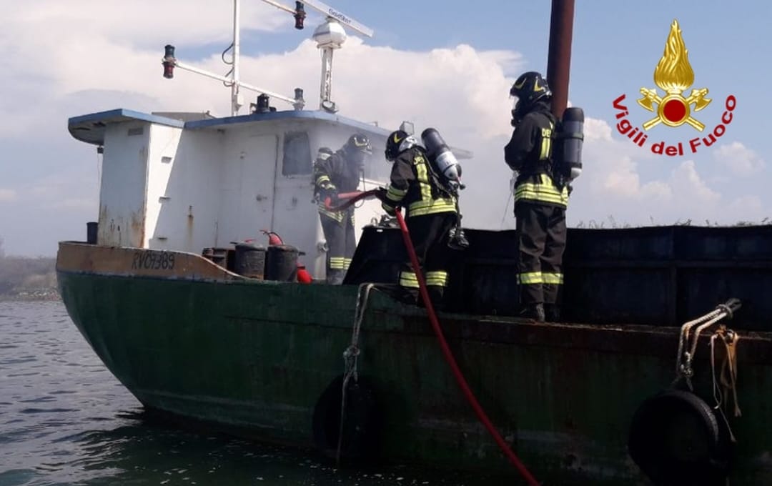 Immagine per Incendio su un'imbarcazione in Canale a Grado, in fiamme il generatore a bordo
