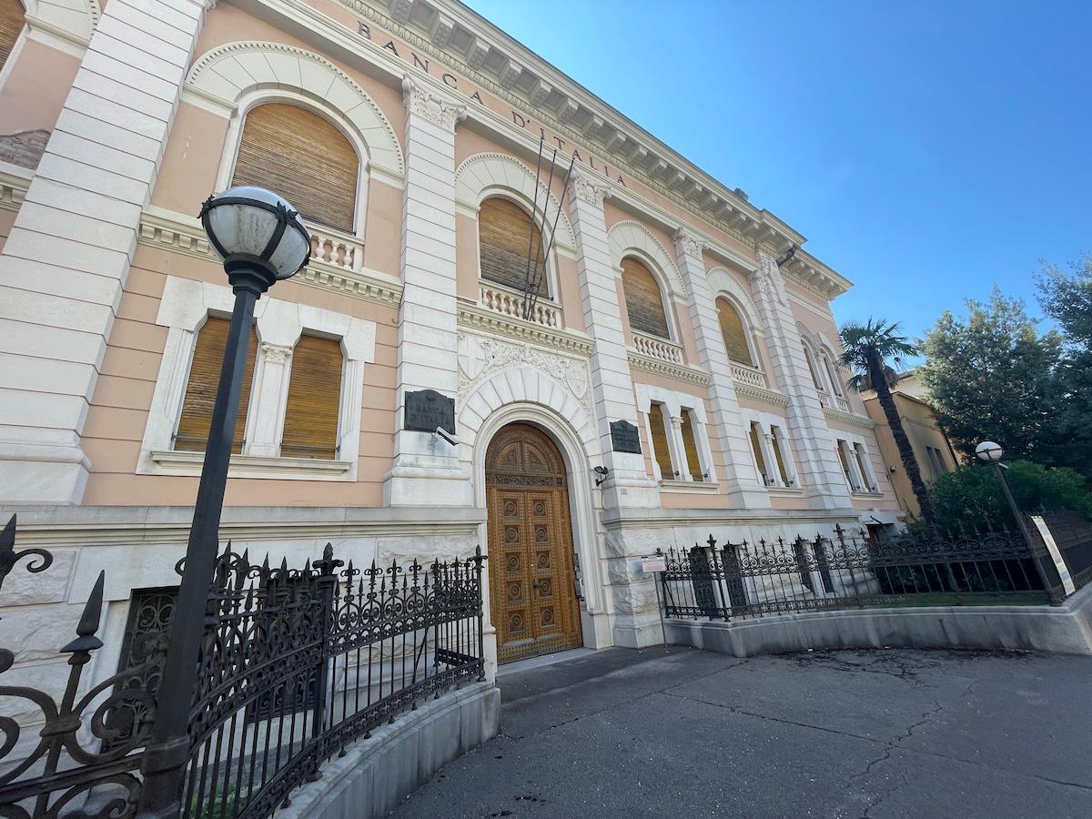 Copertina per Moretti critica acquisto ex Banca d'Italia a Gorizia: «Prima recupero ex Stella Matutina»
