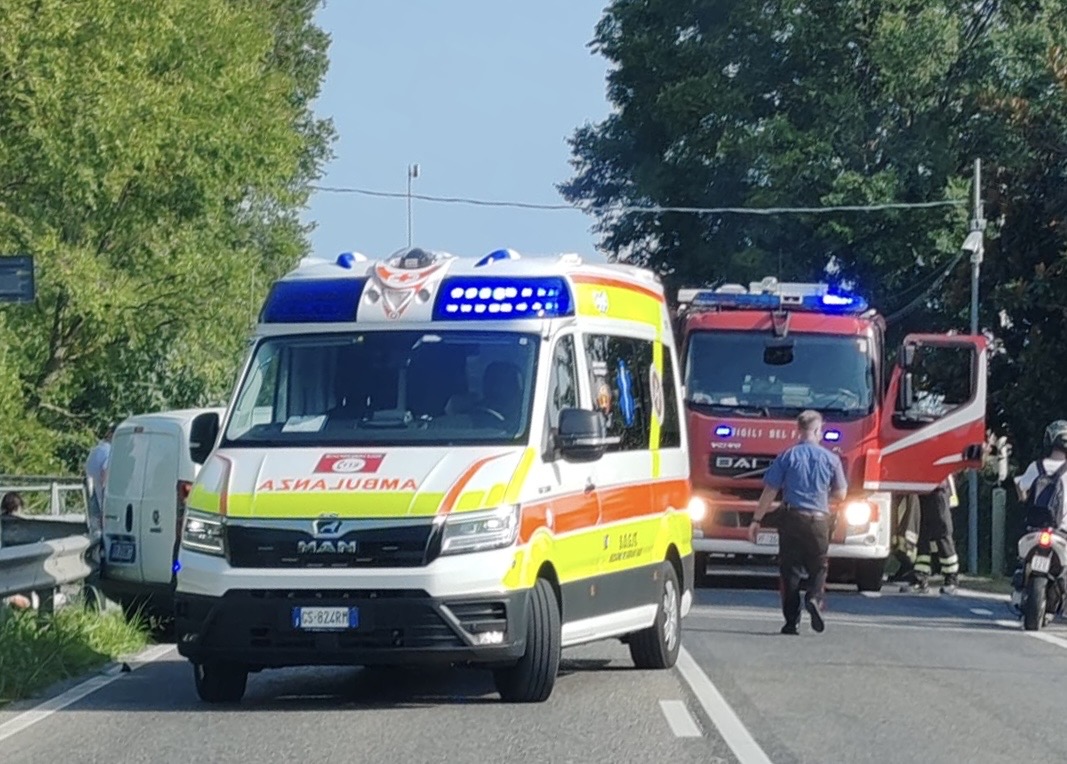 Immagine per Grave incidente stradale a Fossalon tra moto e furgone, un morto e un ferito