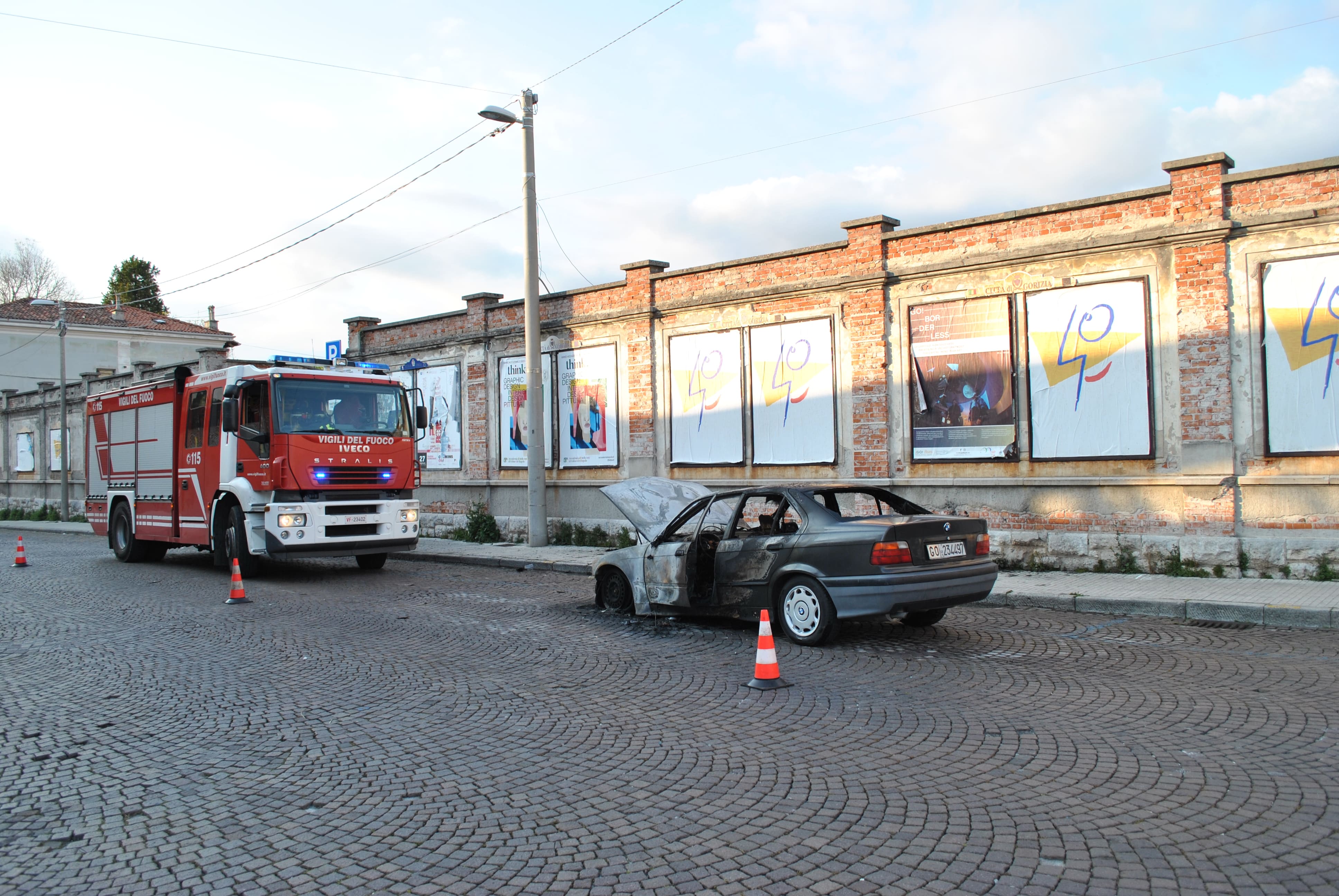 Copertina per Fiamme divorano un'auto davanti al supermercato, paura in via Boccaccio a Gorizia