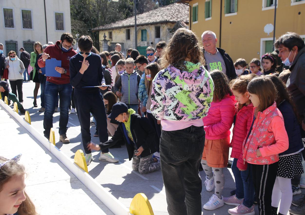 Immagine per Il Tiro dell'ou anima Turriaco, bambini e adulti giocano in piazza