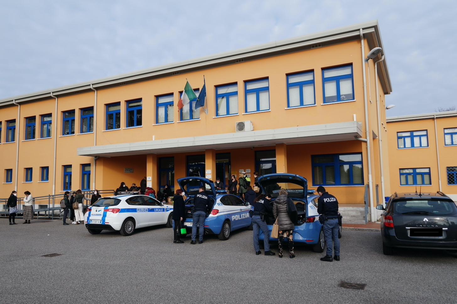 Copertina per Gorizia, furto alla scuola media Ascoli: rubati pc e aule a soqquadro
