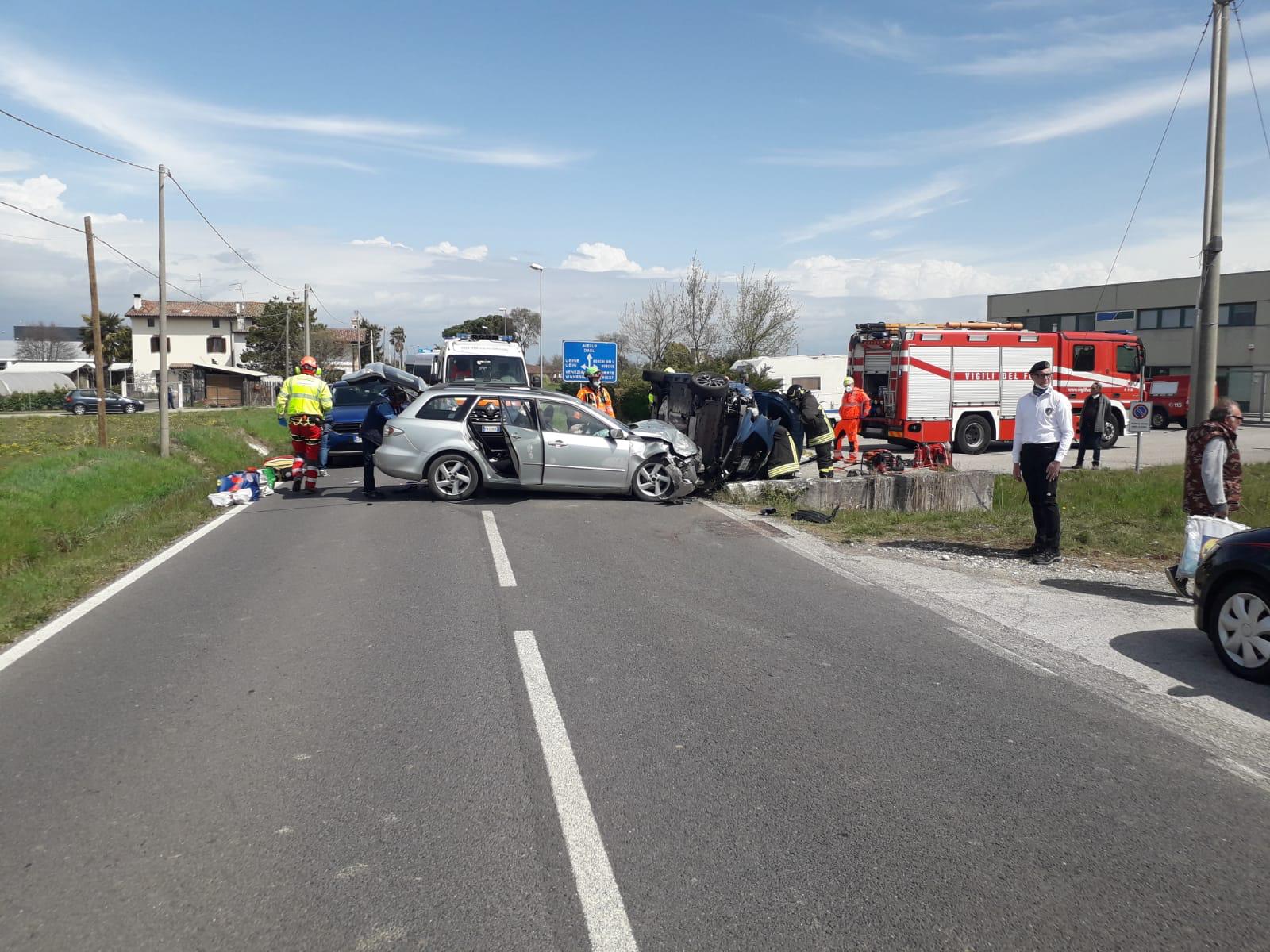 Immagine per Incidente sulla provinciale a Cervignano, tre auto distrutte e sette feriti 